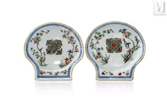CHINE, Epoque Kangxi, XVIIIe siècle-Paire de coupes en porcelaine-img1